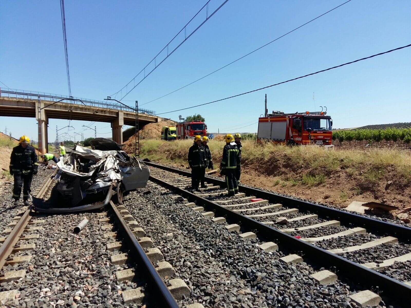 Salida de vía de un turismo y vuelco sobre la vía del tren en Valdepeñas -  Emergencia Ciudad Real